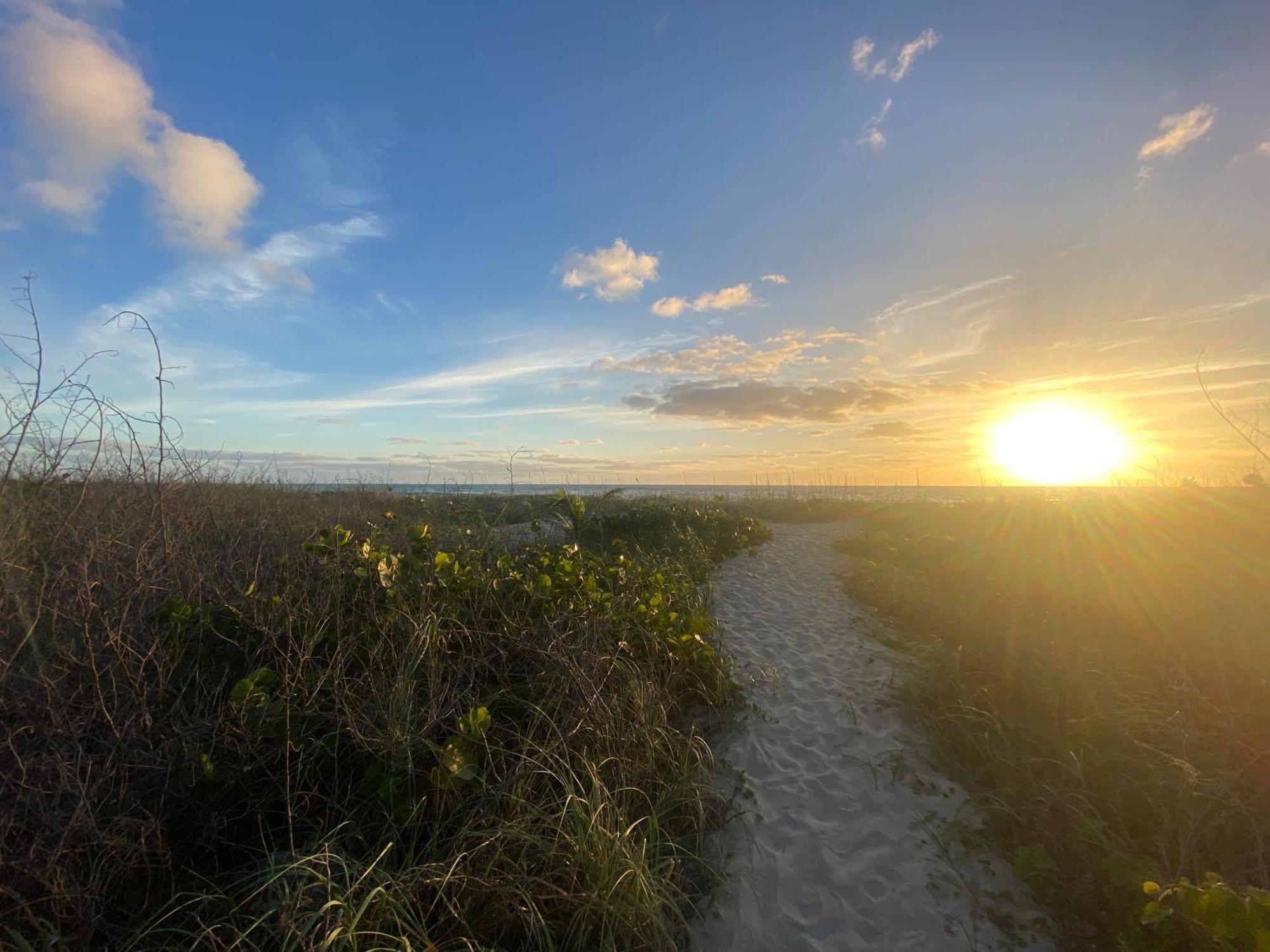 Sandy Shores - 2Br Beach Getaway And Surf Spot Fort Pierce Exterior photo